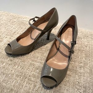 TAHARI heels w/ankle strap. Grey. 8.5. Heels